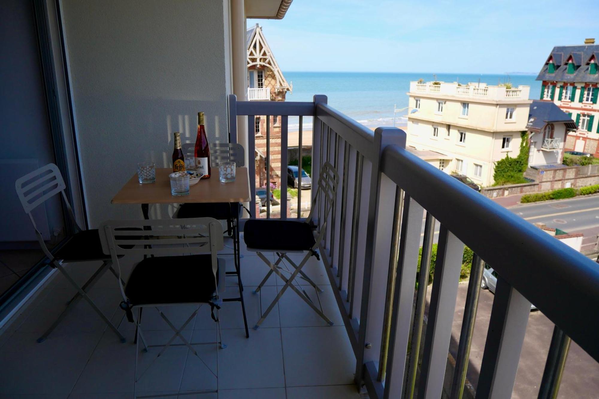 Appartement Vue Mer - 30 M De La Plage - 5 Minutes A Pied Du Centre Ville Et Du Casino Вілле-сюр-Мер Екстер'єр фото